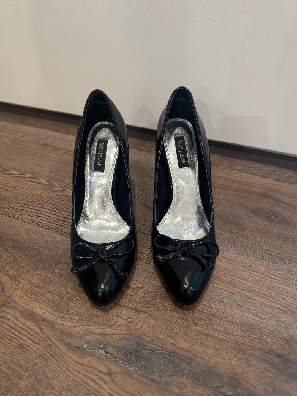 White House Black Market Grace Black Patent Pointed Toe Bow Pumps Size 7.5